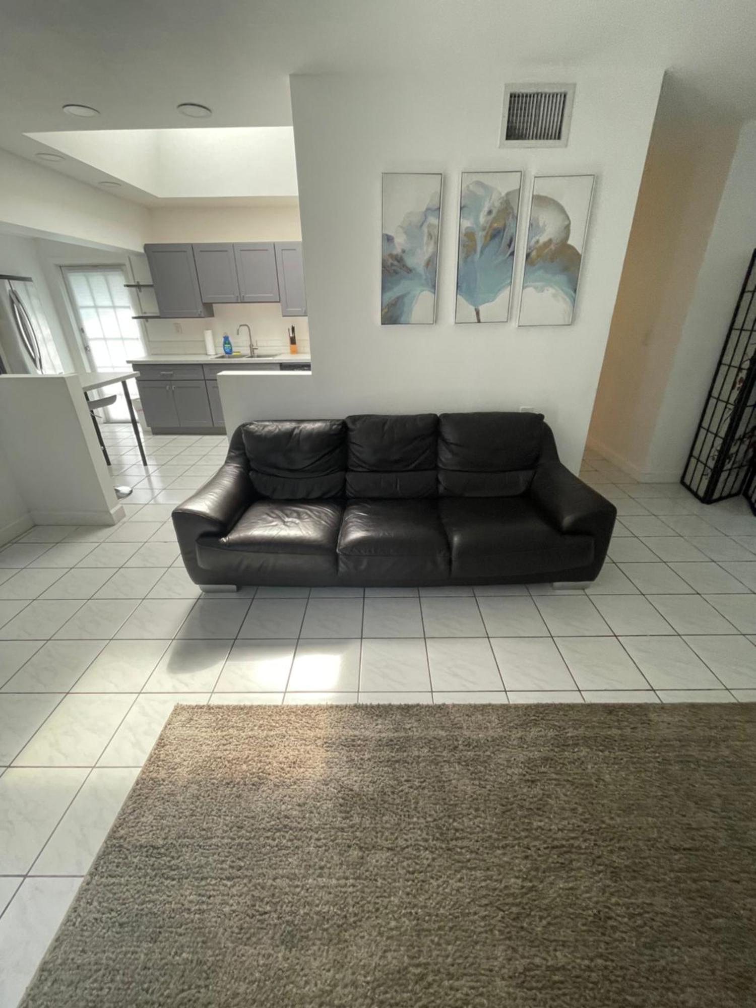 Modern Close To Downtown And The Airport