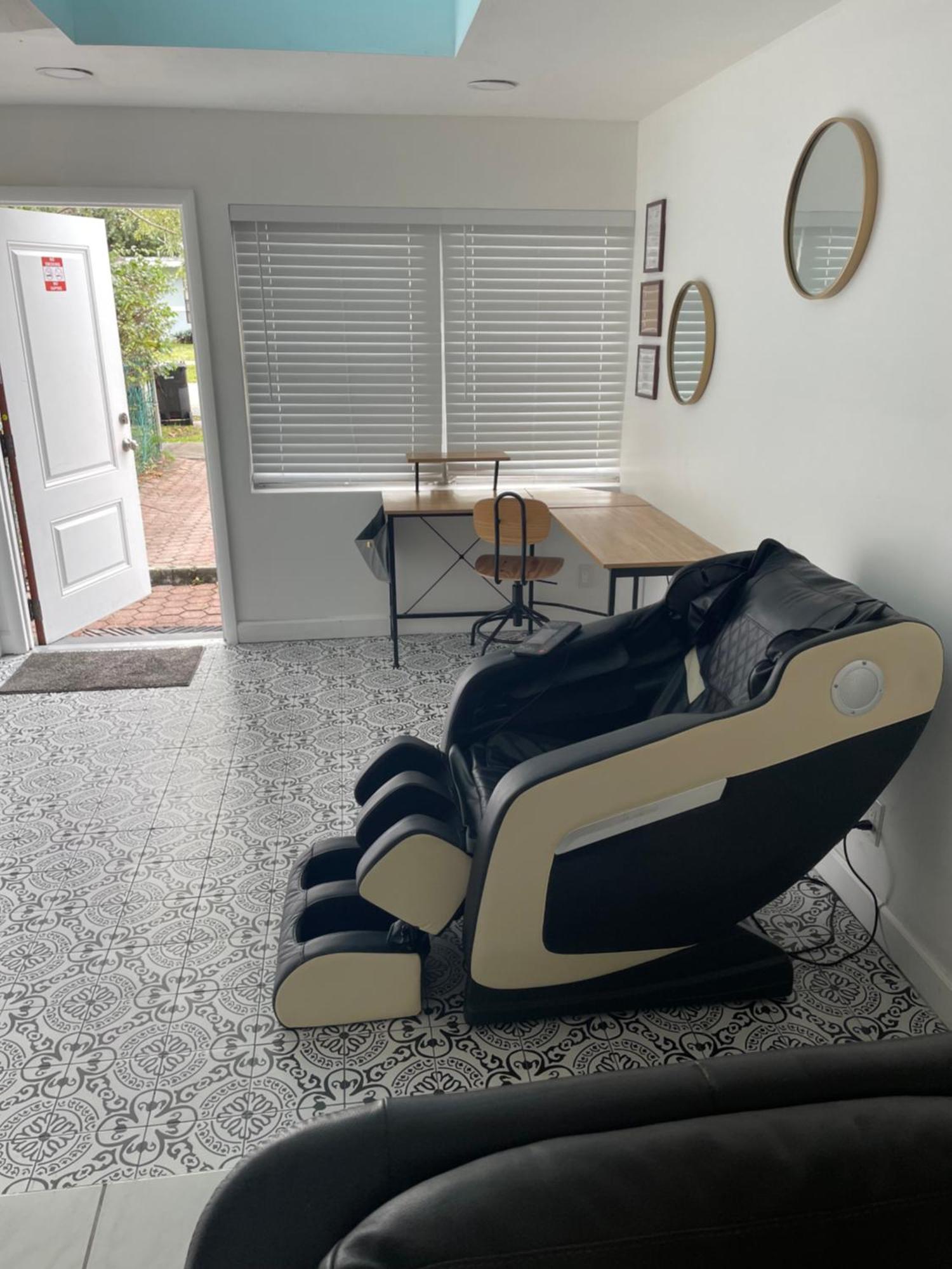 Apartment Modern Close To Downtown And The Airport
