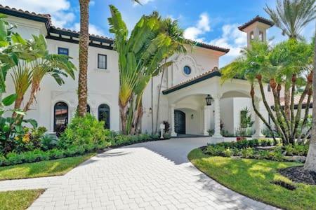 Holiday home Las Olas Luxury Mediterranean Waterfront Mansion *