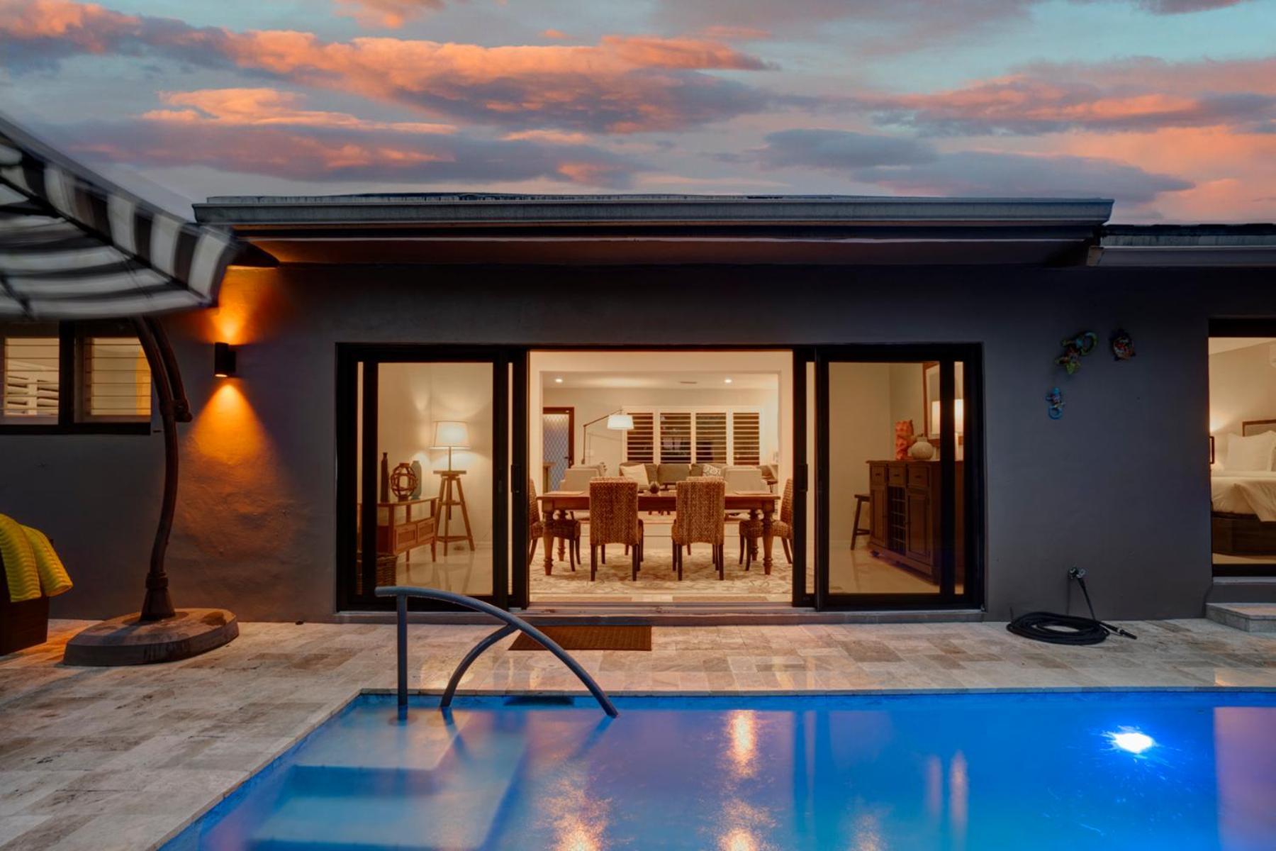 Relax In Luxury - 3 Bed, 2 Bath Oasis With Pool Holiday home Fort Lauderdale