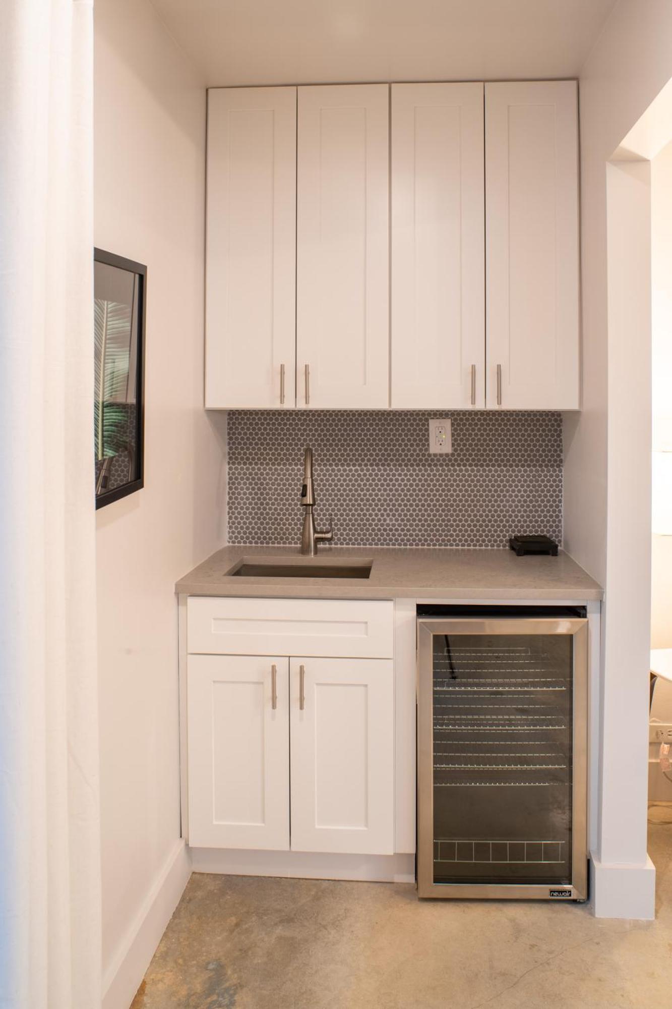 Walk To Wilton Drive - Spacious & Quiet #2 Hot Tub! Holiday home *