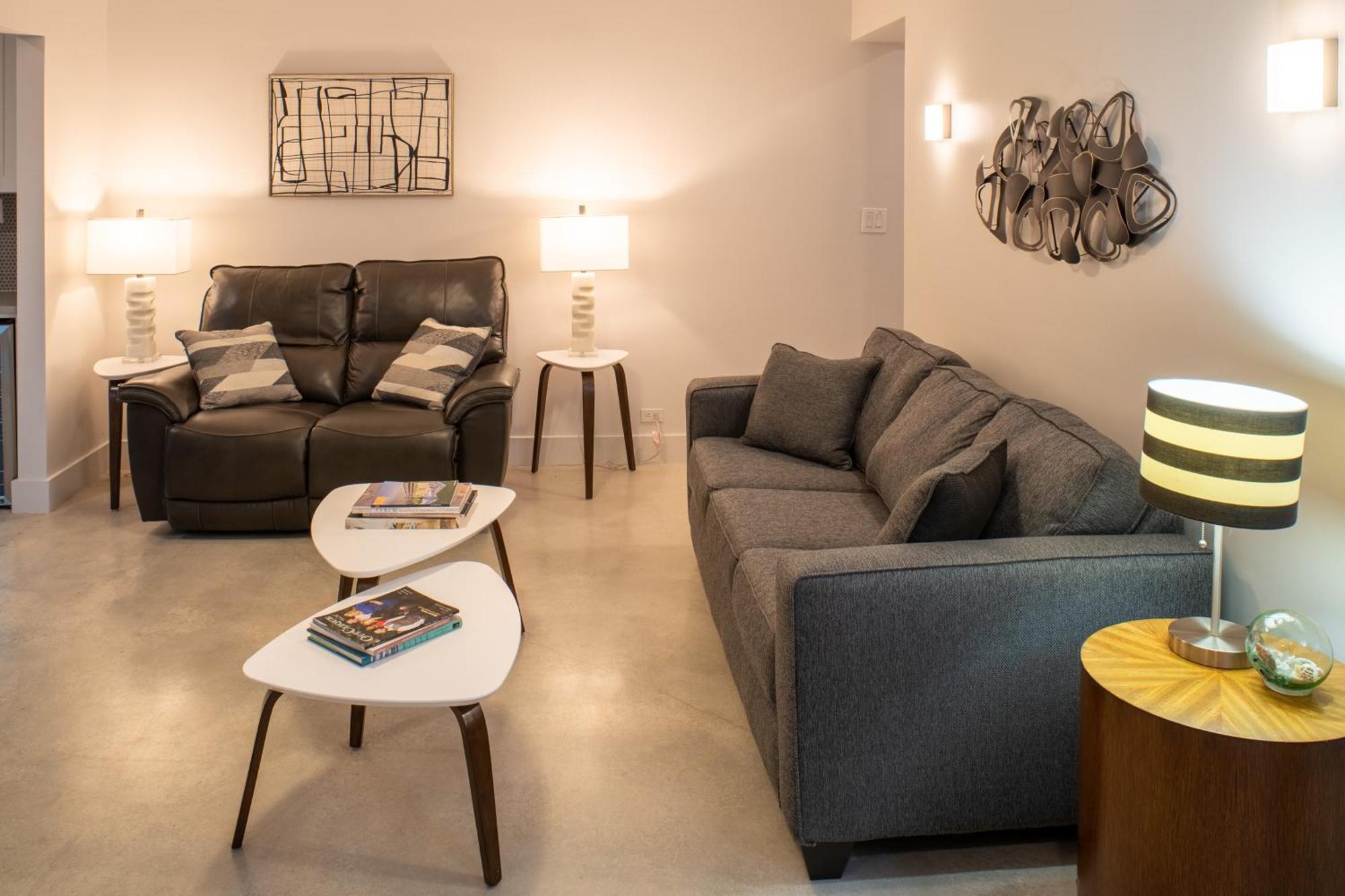 Walk To Wilton Drive - Spacious & Quiet #2 Hot Tub! Holiday home