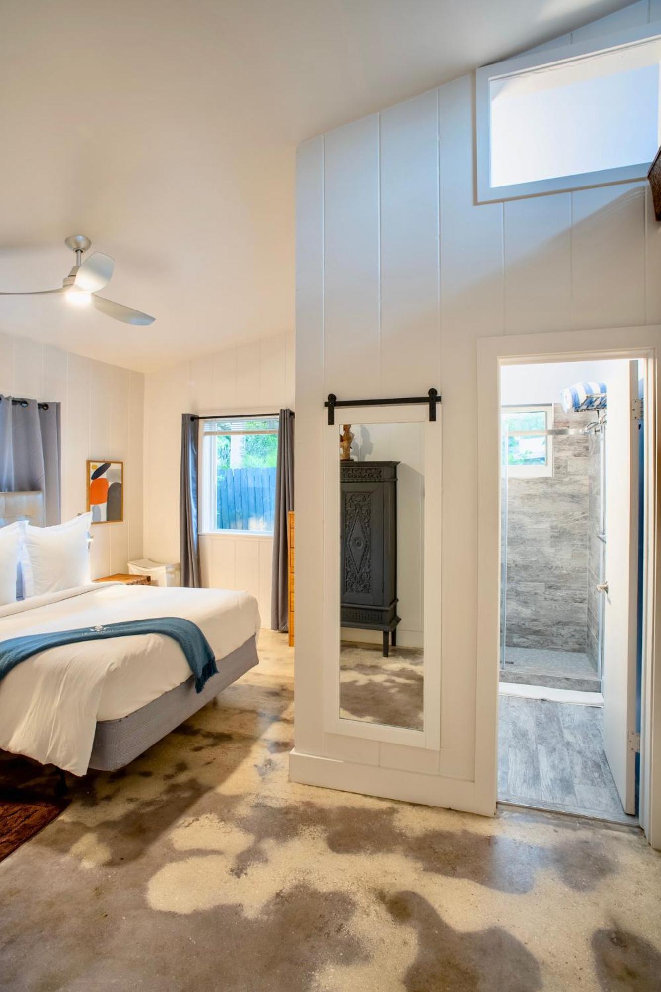 Walk To Wilton Drive - Spacious & Quiet #2 Hot Tub! Holiday home *