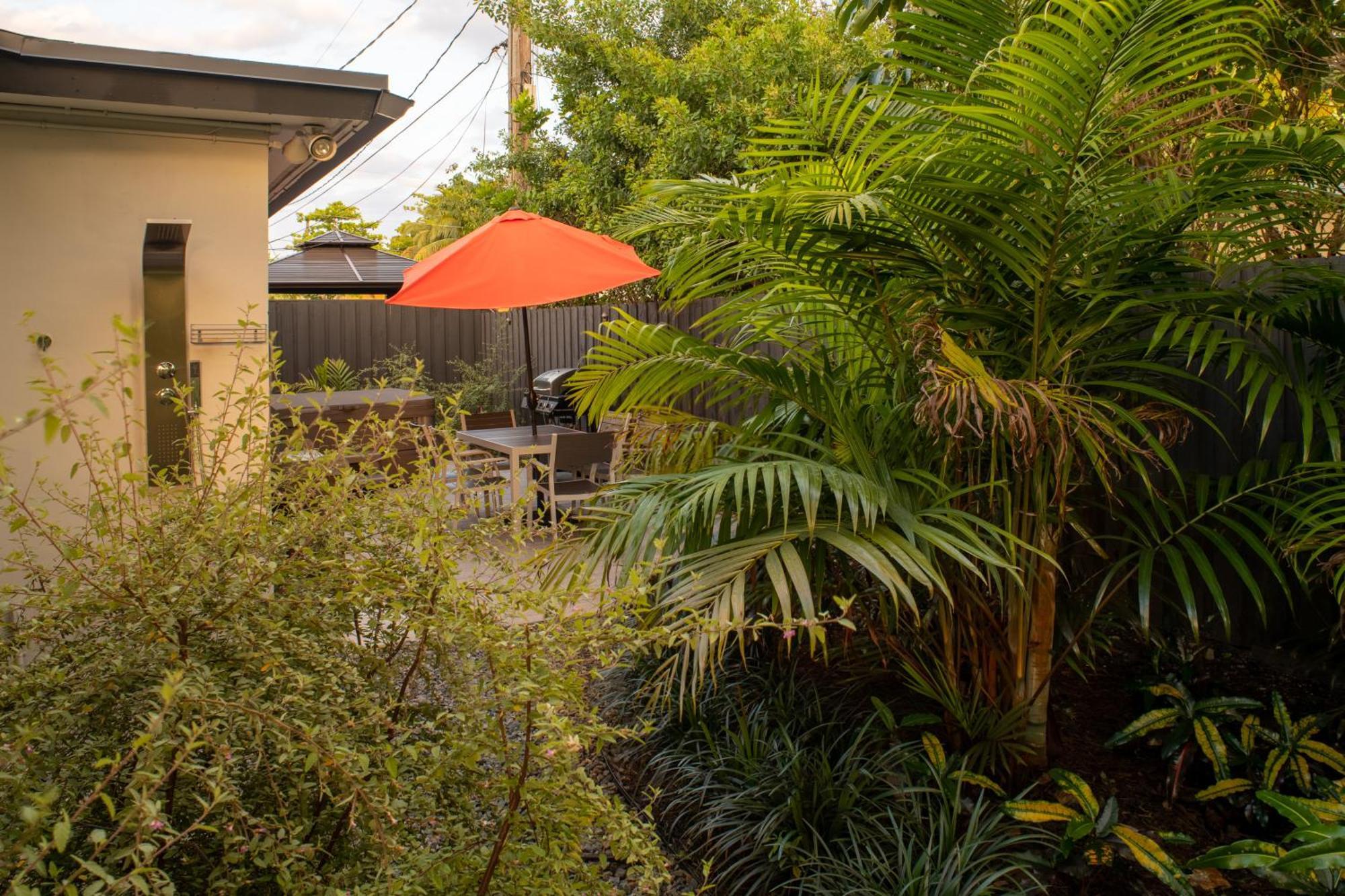 Walk To Wilton Drive - Spacious & Quiet #2 Hot Tub! Holiday home
