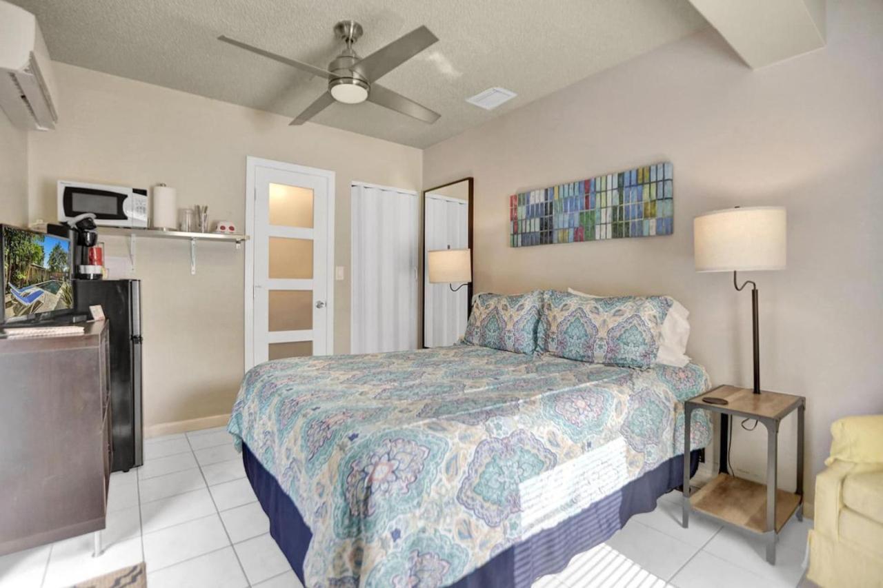 Private Studio, 5 Min. Walk To Wilton Drive Apartment
