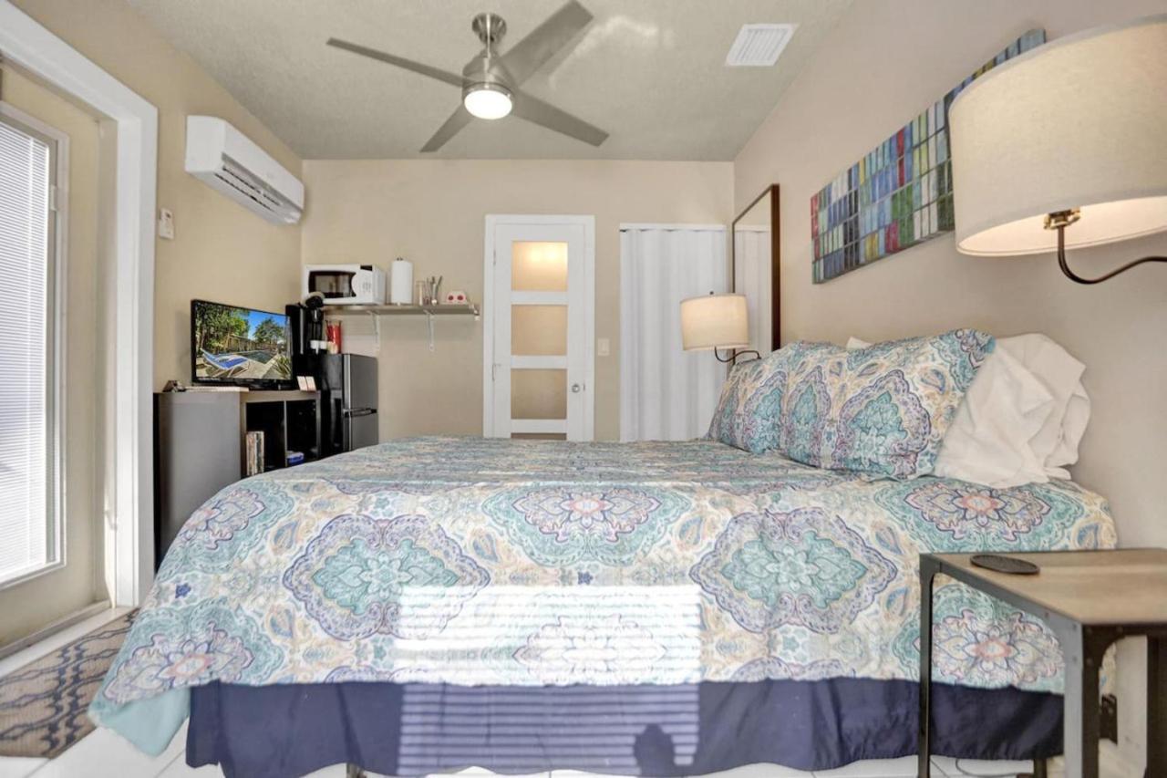 Private Studio, 5 Min. Walk To Wilton Drive Apartment