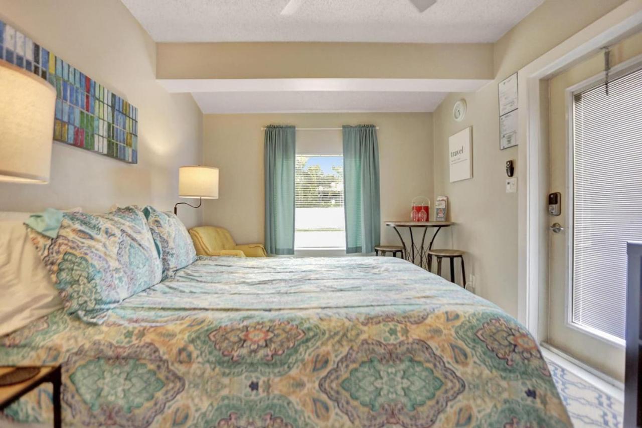 Private Studio, 5 Min. Walk To Wilton Drive *