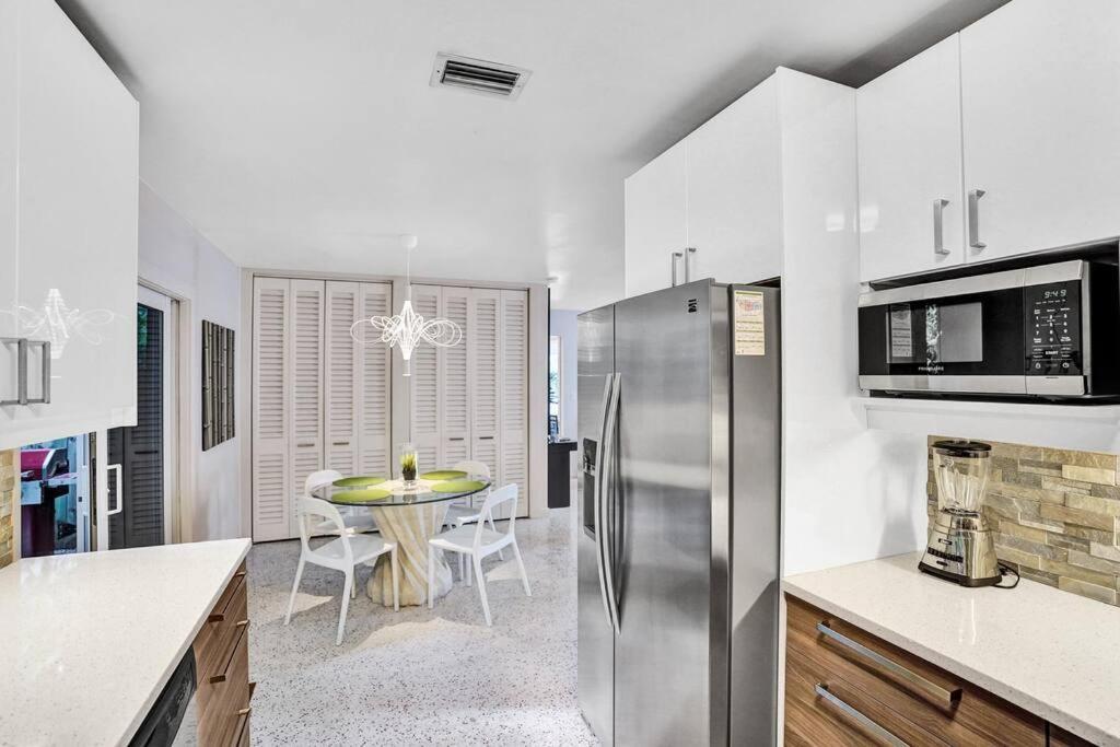 Holiday home Heated Pool, Parking, 5 Min Walk To Food And Fun! Fort Lauderdale