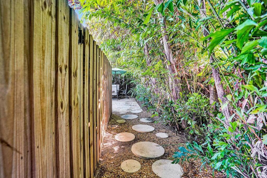 Holiday home Heated Pool, Parking, 5 Min Walk To Food And Fun! Fort Lauderdale