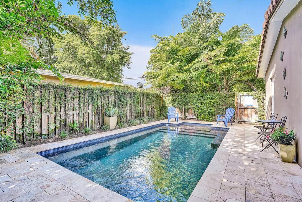 Heated Pool, Parking, 5 Min Walk To Food And Fun! *