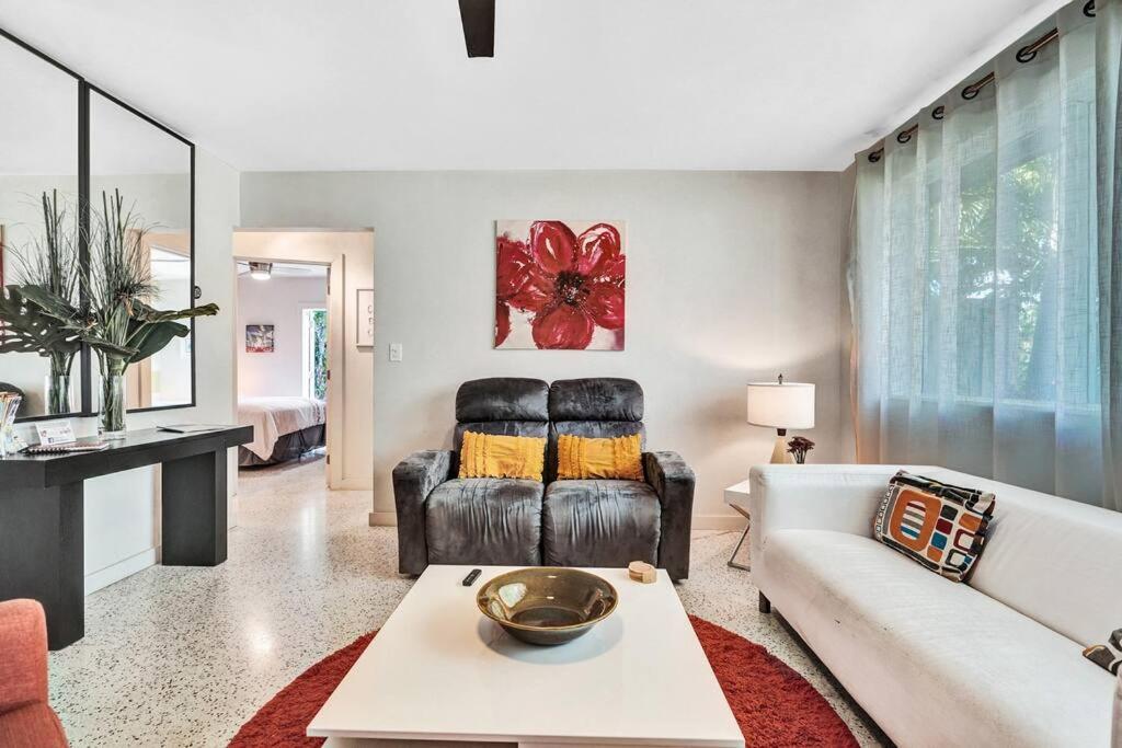 Heated Pool, Parking, 5 Min Walk To Food And Fun! Holiday home Fort Lauderdale