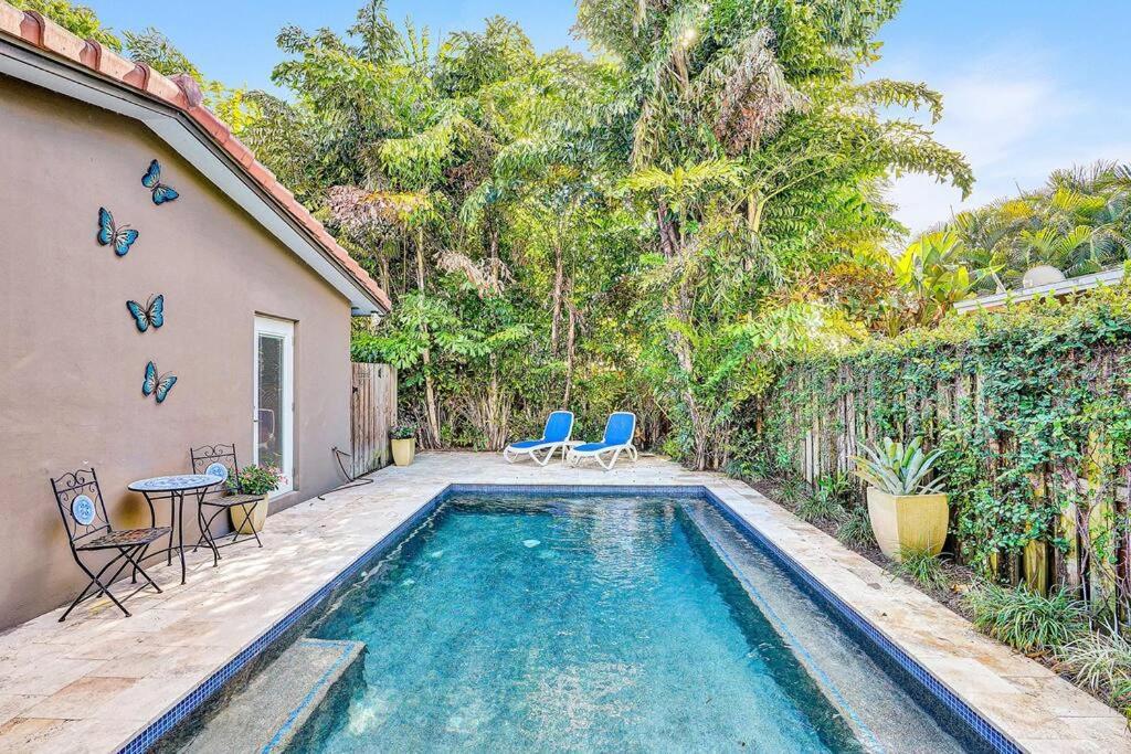 Heated Pool, Parking, 5 Min Walk To Food And Fun!