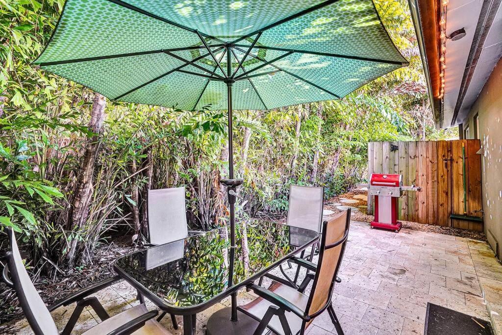 Heated Pool, Parking, 5 Min Walk To Food And Fun! Holiday home Fort Lauderdale