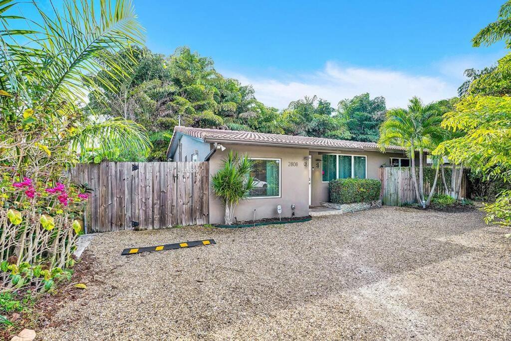 Heated Pool, Parking, 5 Min Walk To Food And Fun! Fort Lauderdale