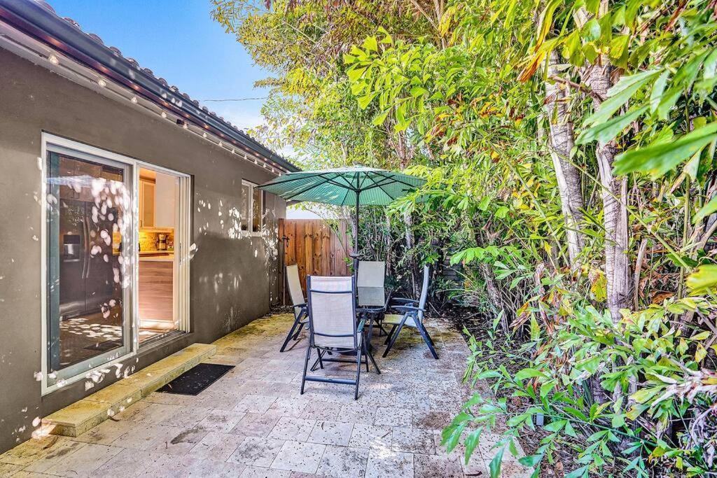 Heated Pool, Parking, 5 Min Walk To Food And Fun! Holiday home *