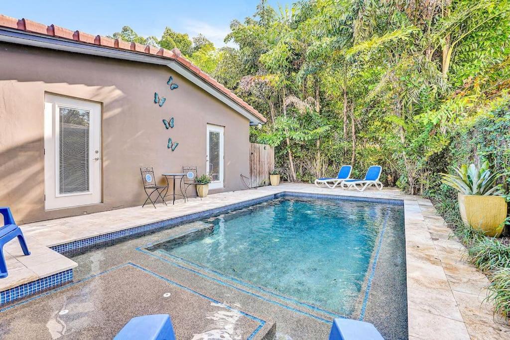 Holiday home Heated Pool, Parking, 5 Min Walk To Food And Fun!