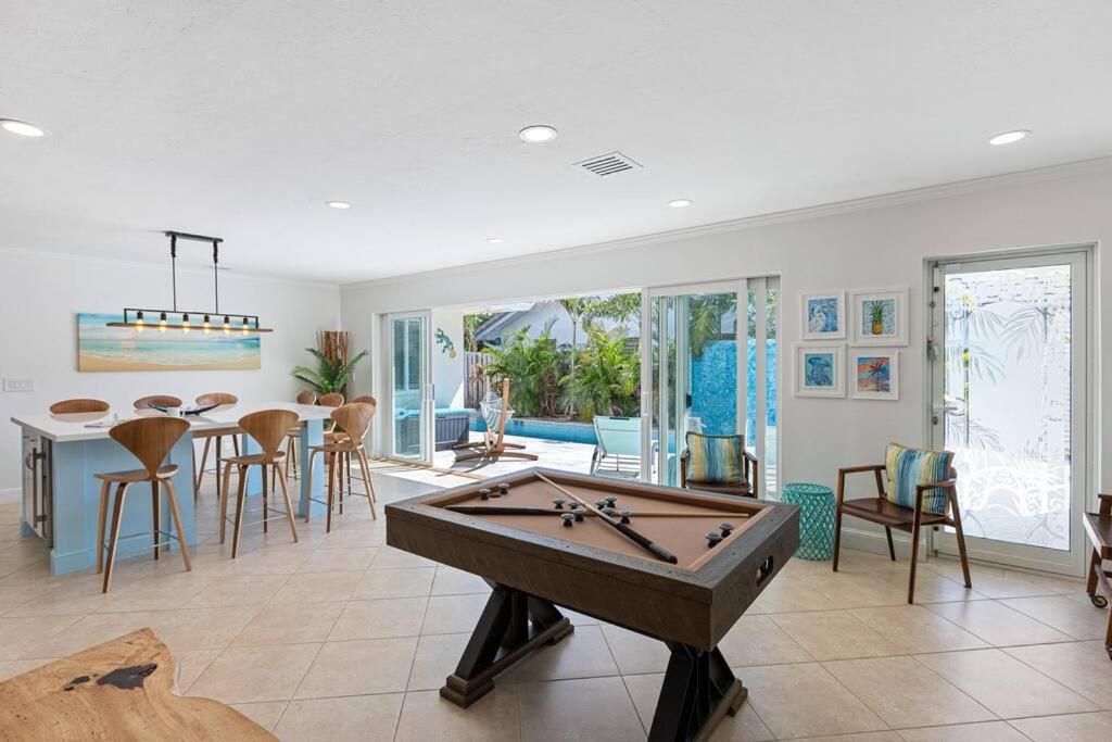 Walking Distance To The 3br House With 1 *