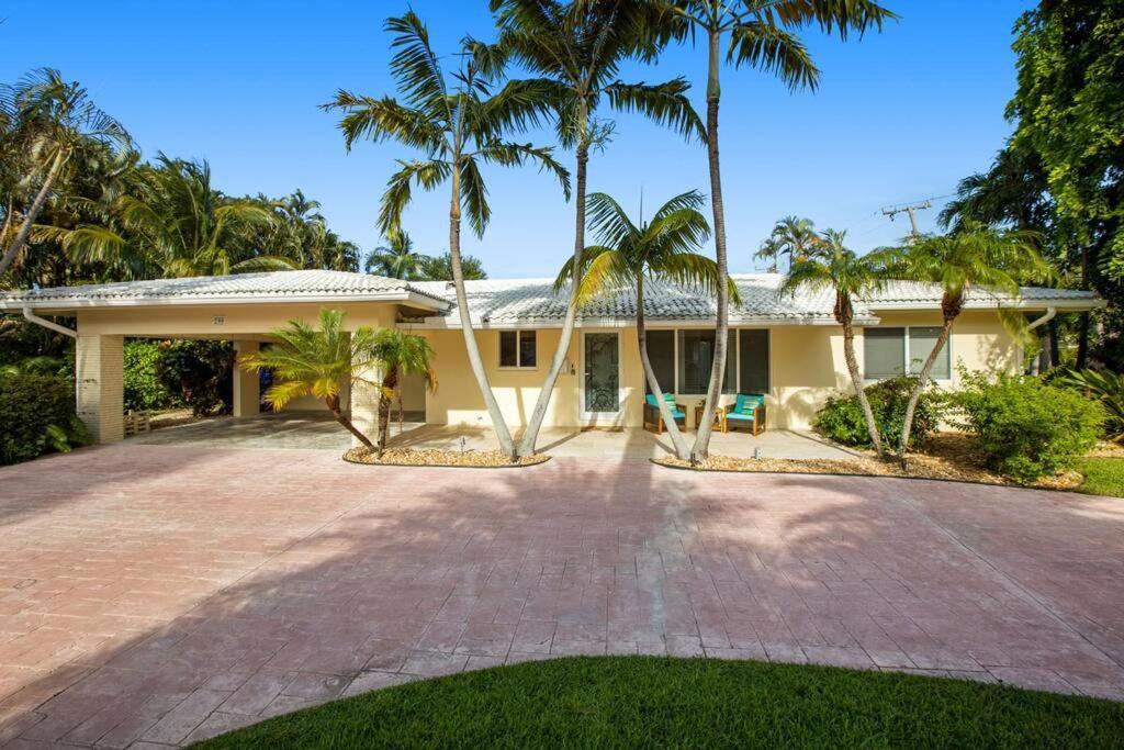 Walking Distance To The 3br House With 1 Holiday home