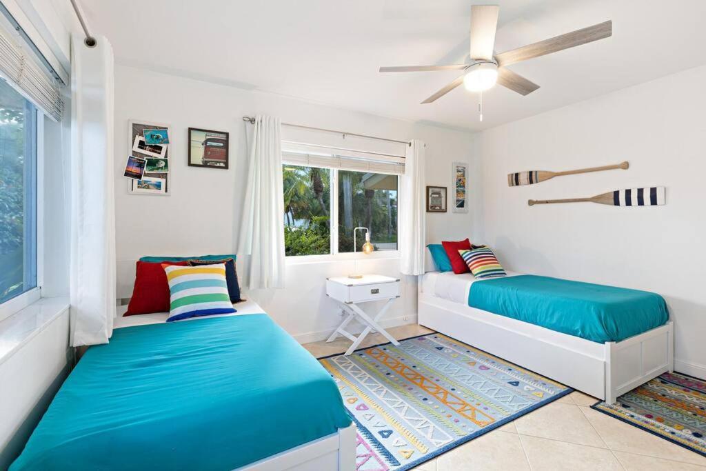 Walking Distance To The 3br House With 1 Holiday home
