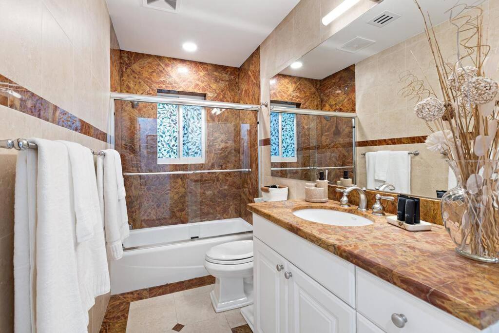 Walking Distance To The 3br House With 1 *
