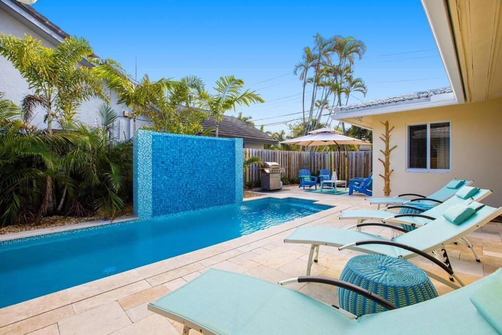 Walking Distance To The 3br House With 1 Holiday home *