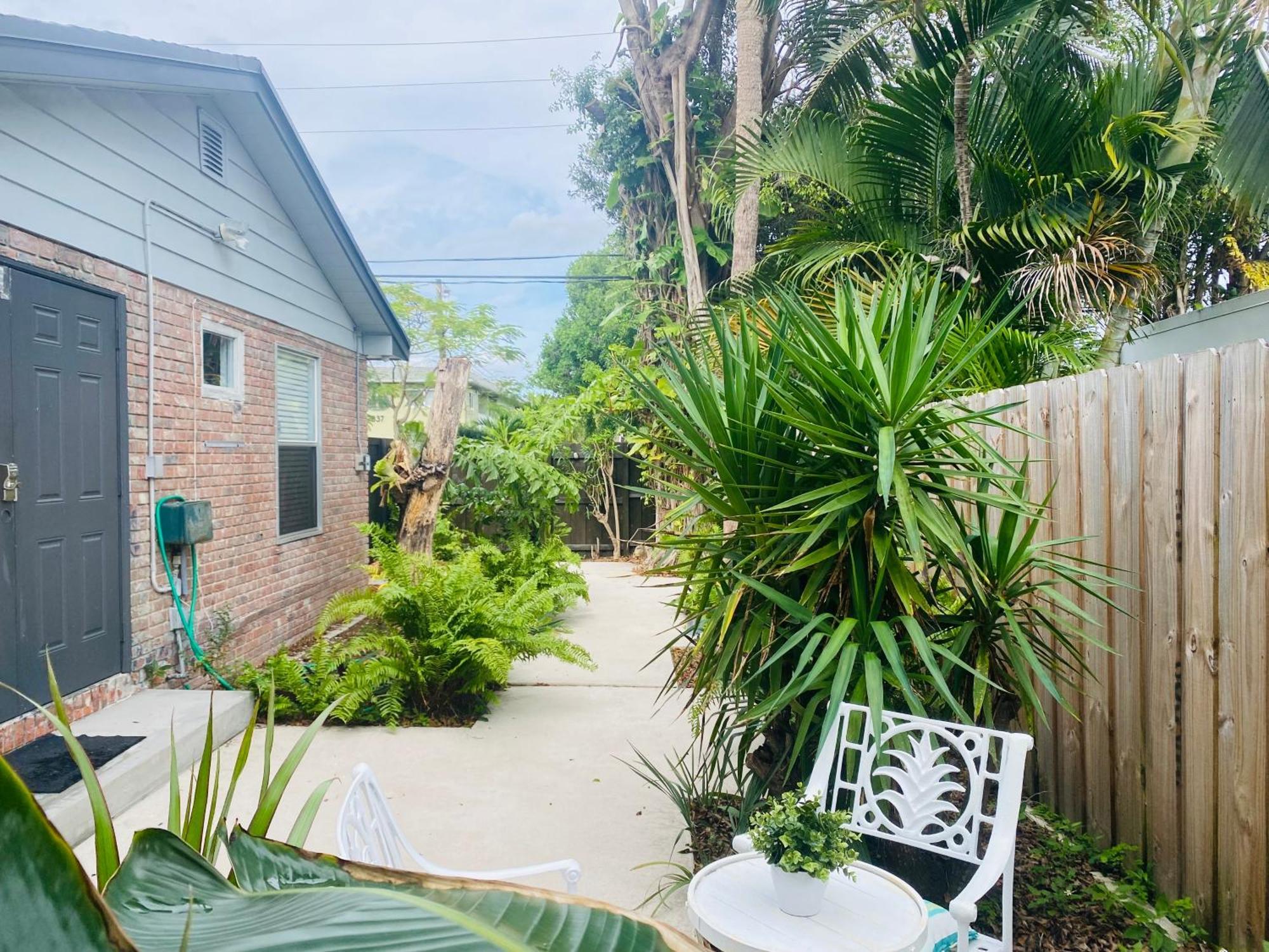 One Bedroom Apt With Private Patio Near Beach