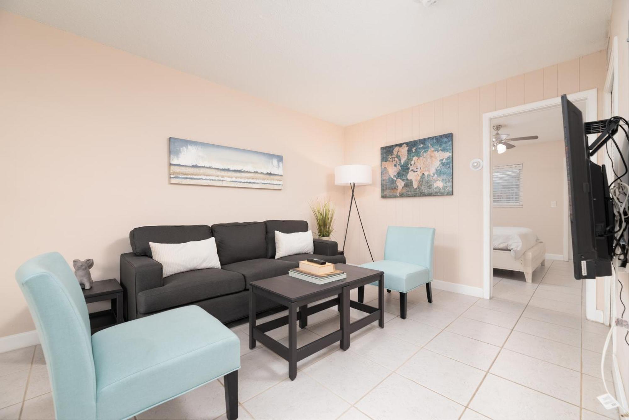 The Retreat 2 - Wilton Manors Apartment *