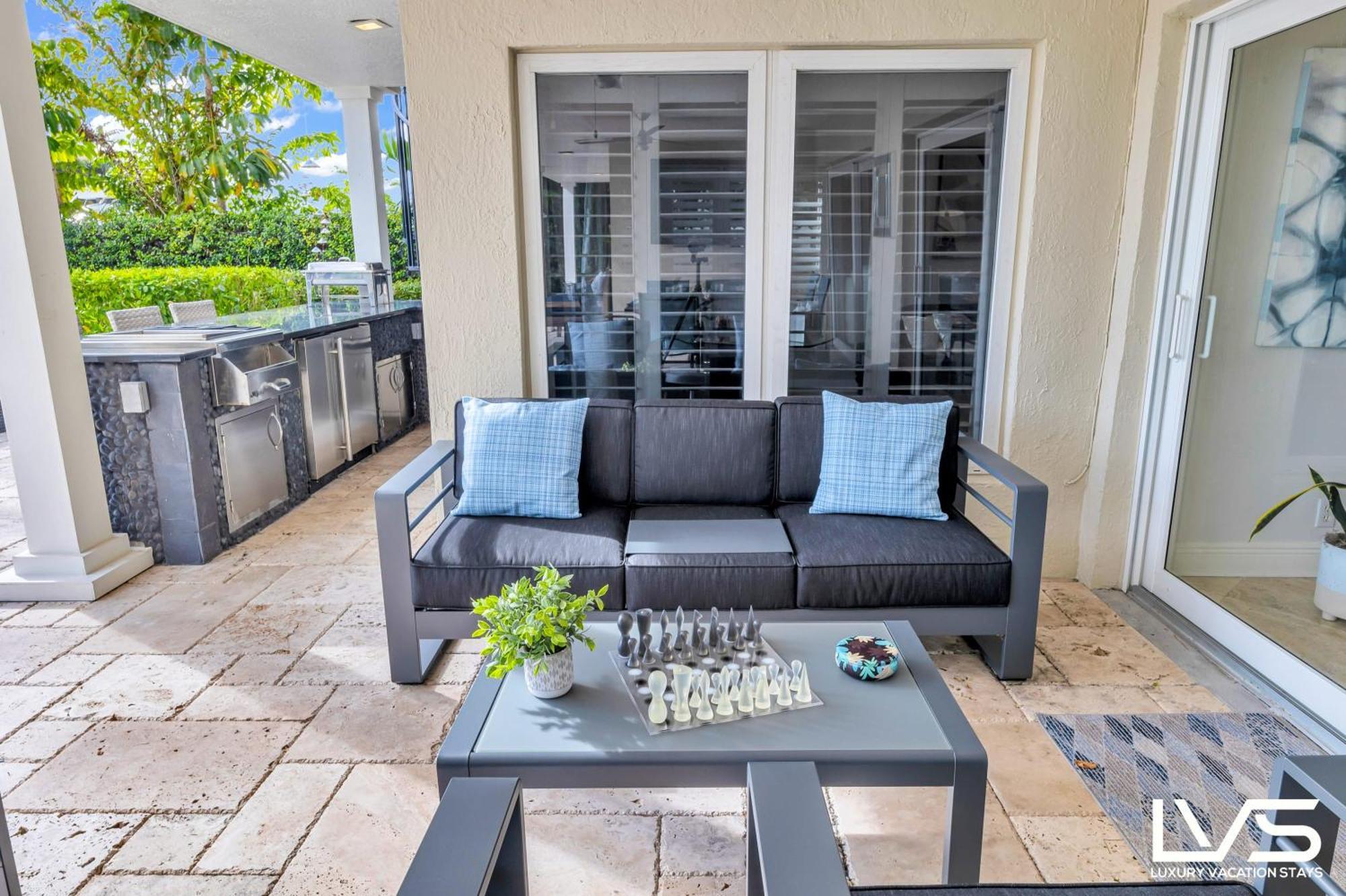 New Royal 80ft Waterfront Wlk2beach Hotpool Kitchenbbq Holiday home Fort Lauderdale