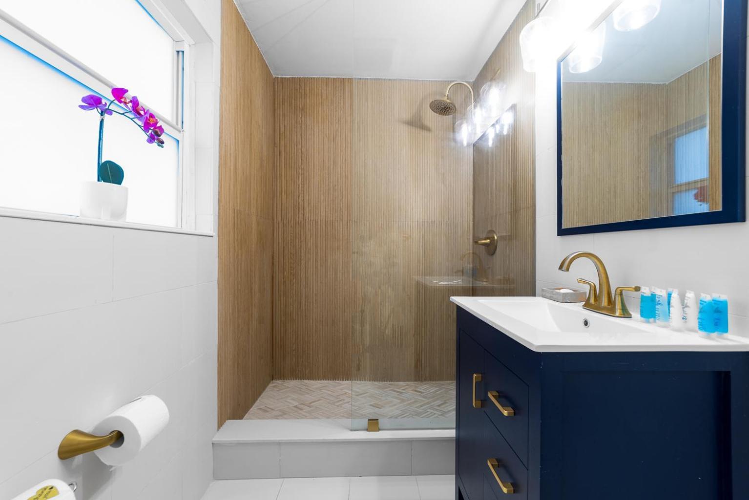 The Blue Parrot Apartment *