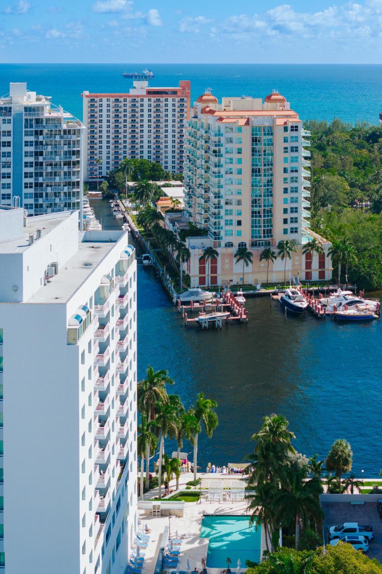 Waterview Condo- Spacious 2 Bedroom - - Steps To Aparthotel *