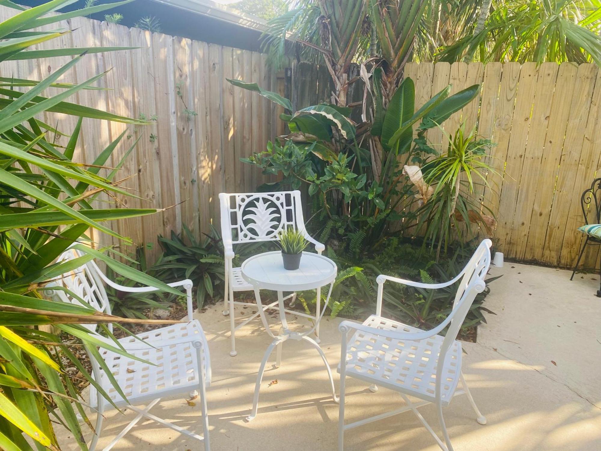 Apartment One Bedroom Apt With Private Patio Near Beach *