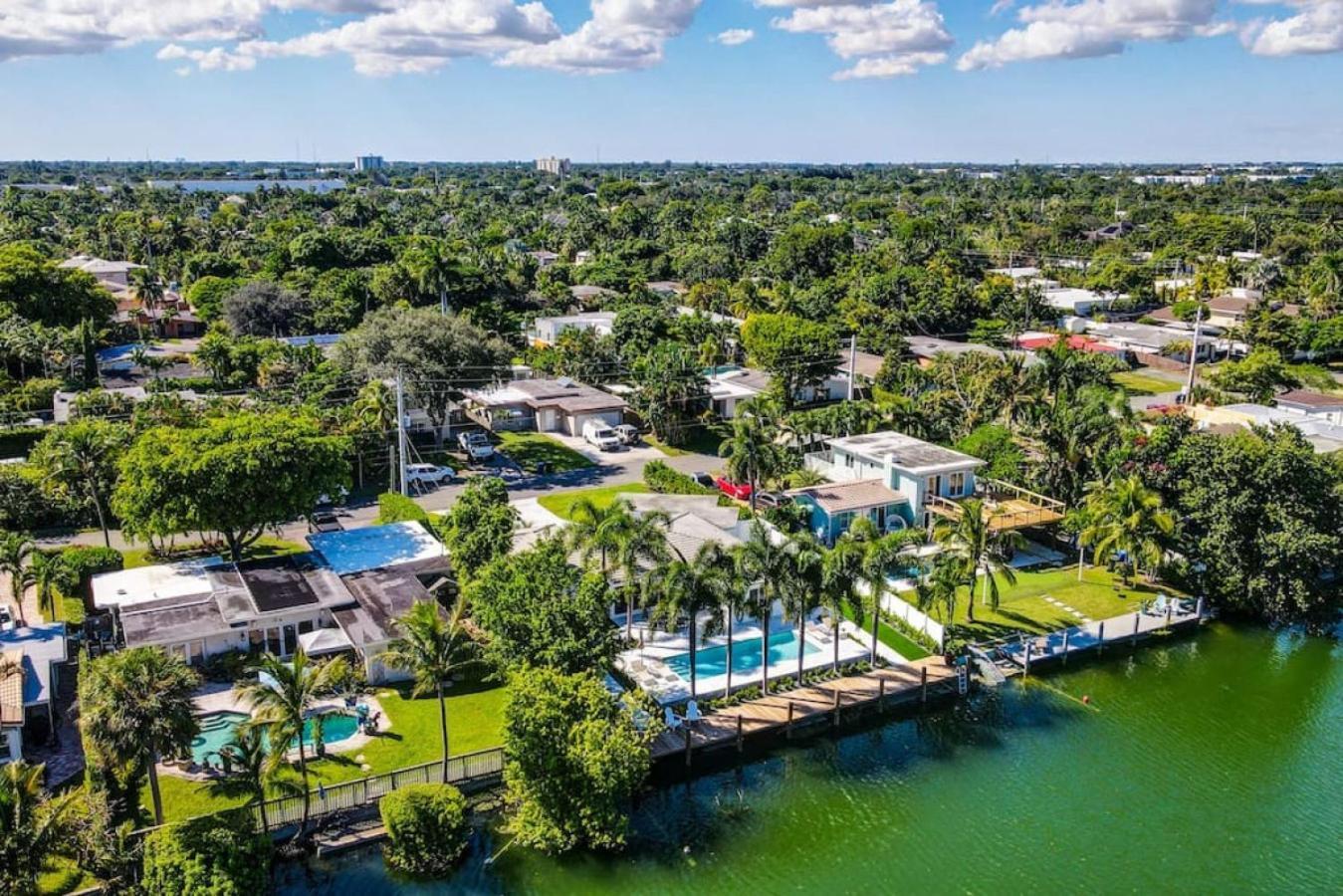 Lakefront Family Fun With Private Dock 3br 2b