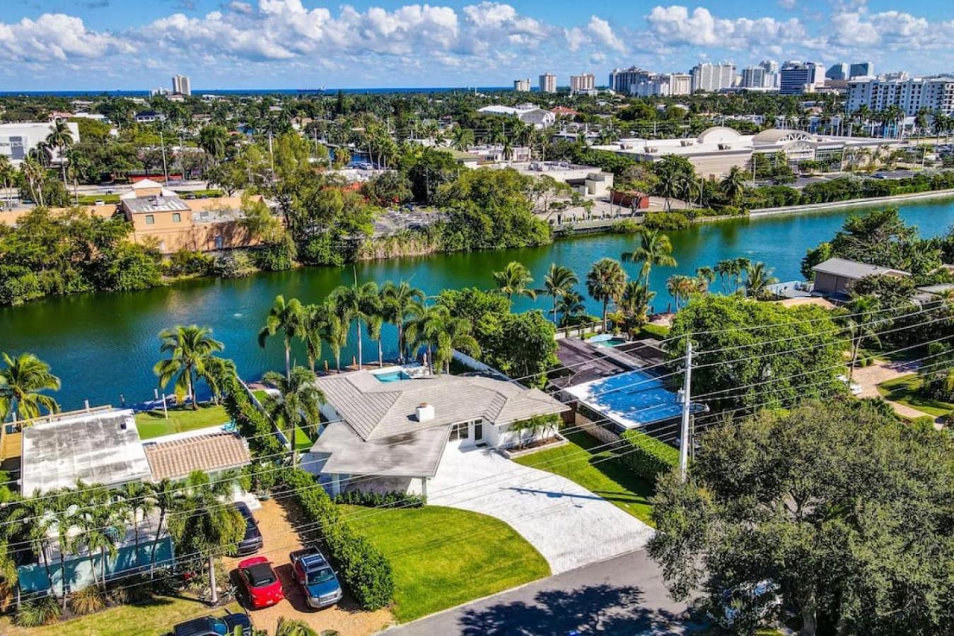 Lakefront Family Fun With Private Dock 3br 2b