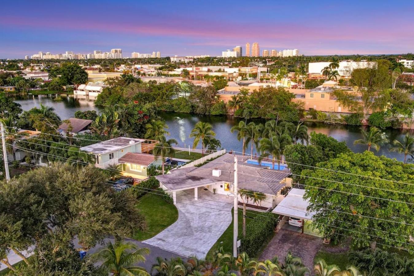 Lakefront Family Fun With Private Dock 3br 2b