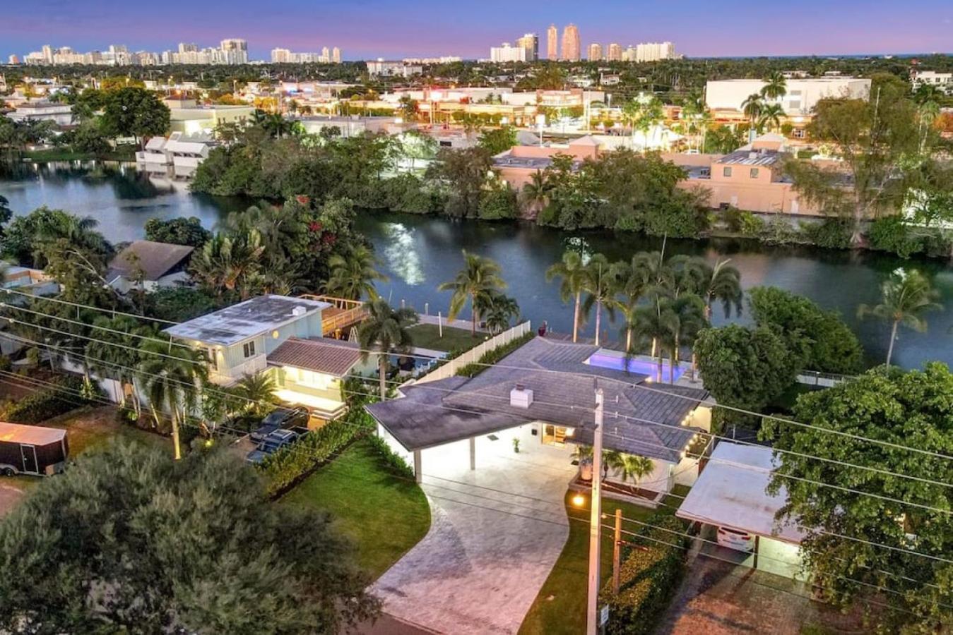 Lakefront Family Fun With Private Dock 3br 2b