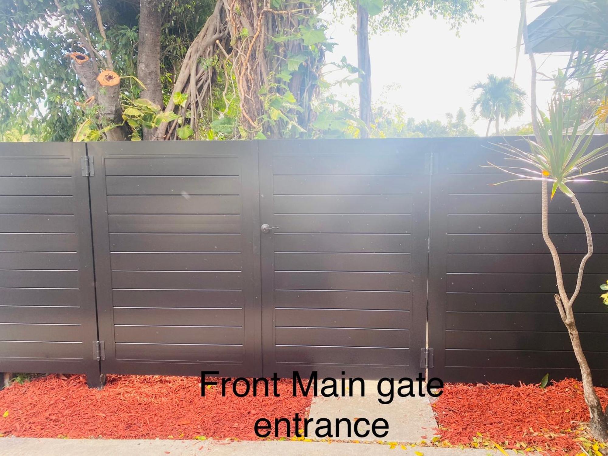 One Bedroom Apt With Private Patio Near Beach *