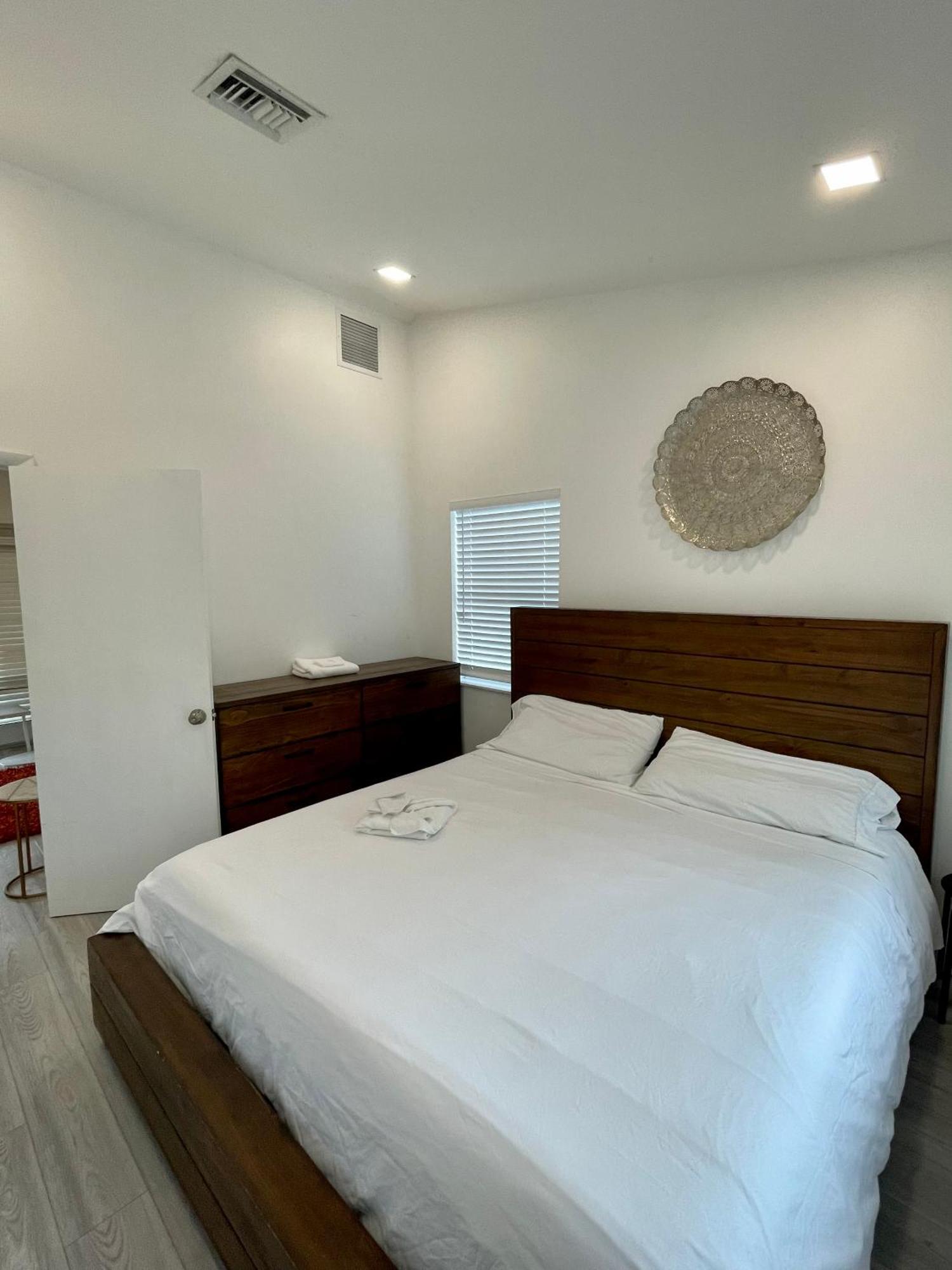 Modern Riverview Apartment *