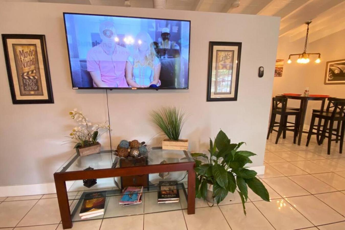 Great Location Pool W Pool Table 5br Holiday home *