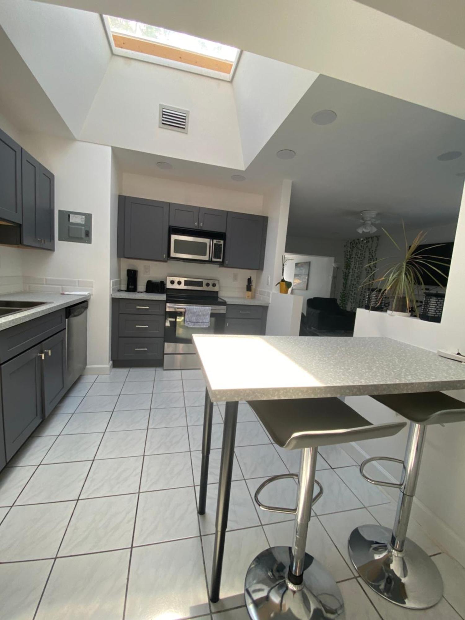 Modern Close To Downtown And The Airport Apartment