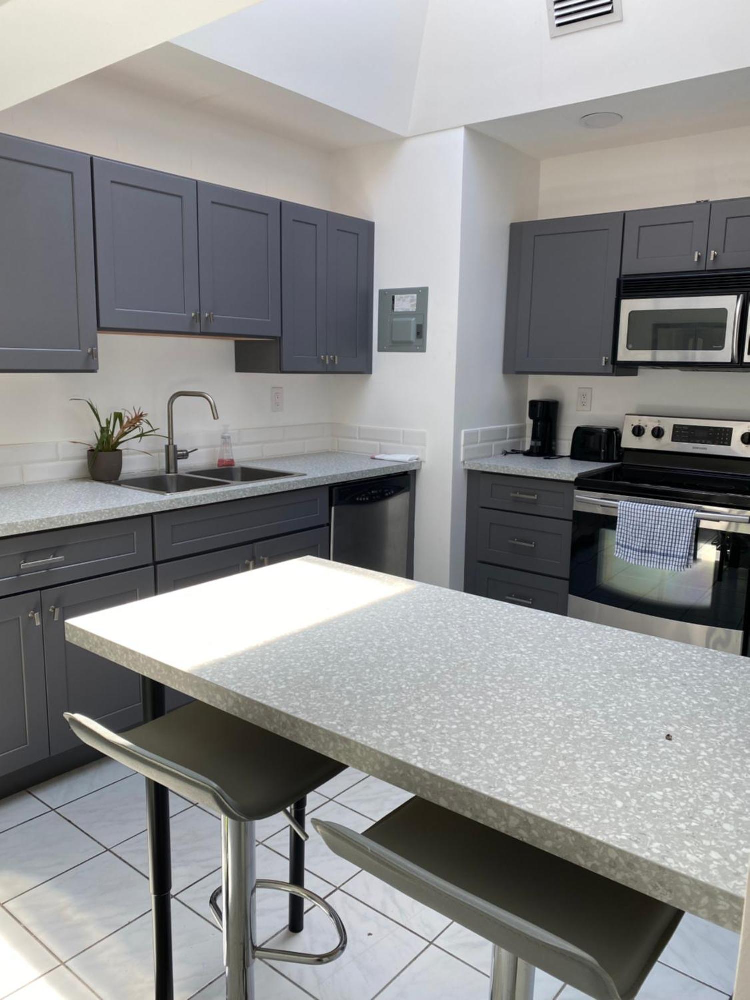 Modern Close To Downtown And The Airport