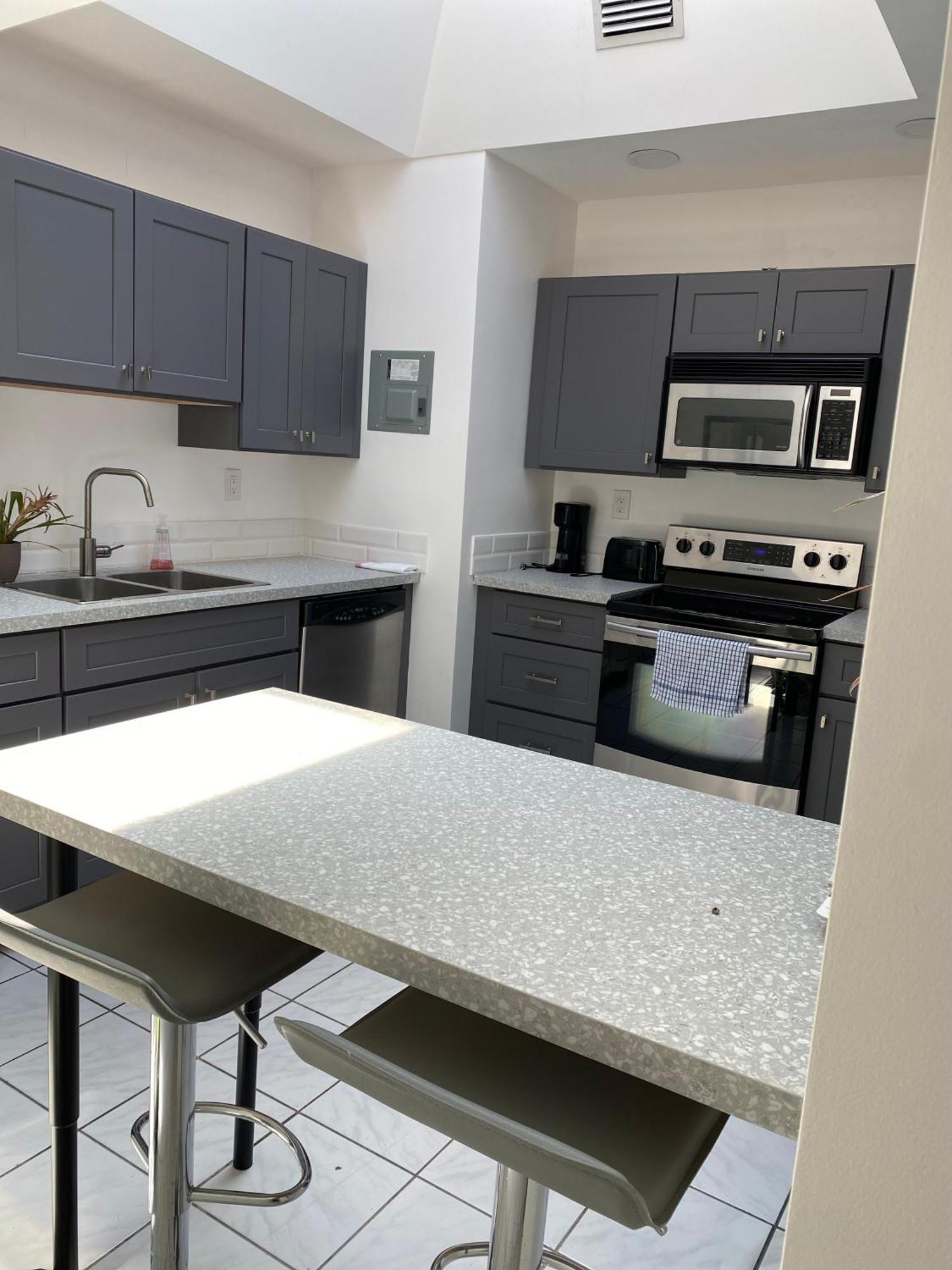 Modern Close To Downtown And The Airport Apartment *