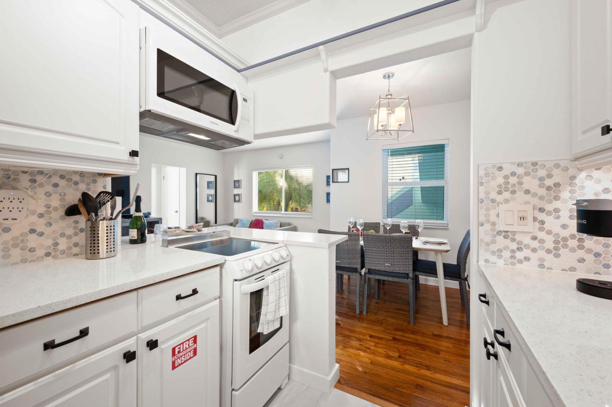 By The King Beds Lush Patio W Bbq Breakers Key One H0mes Apartment Fort Lauderdale