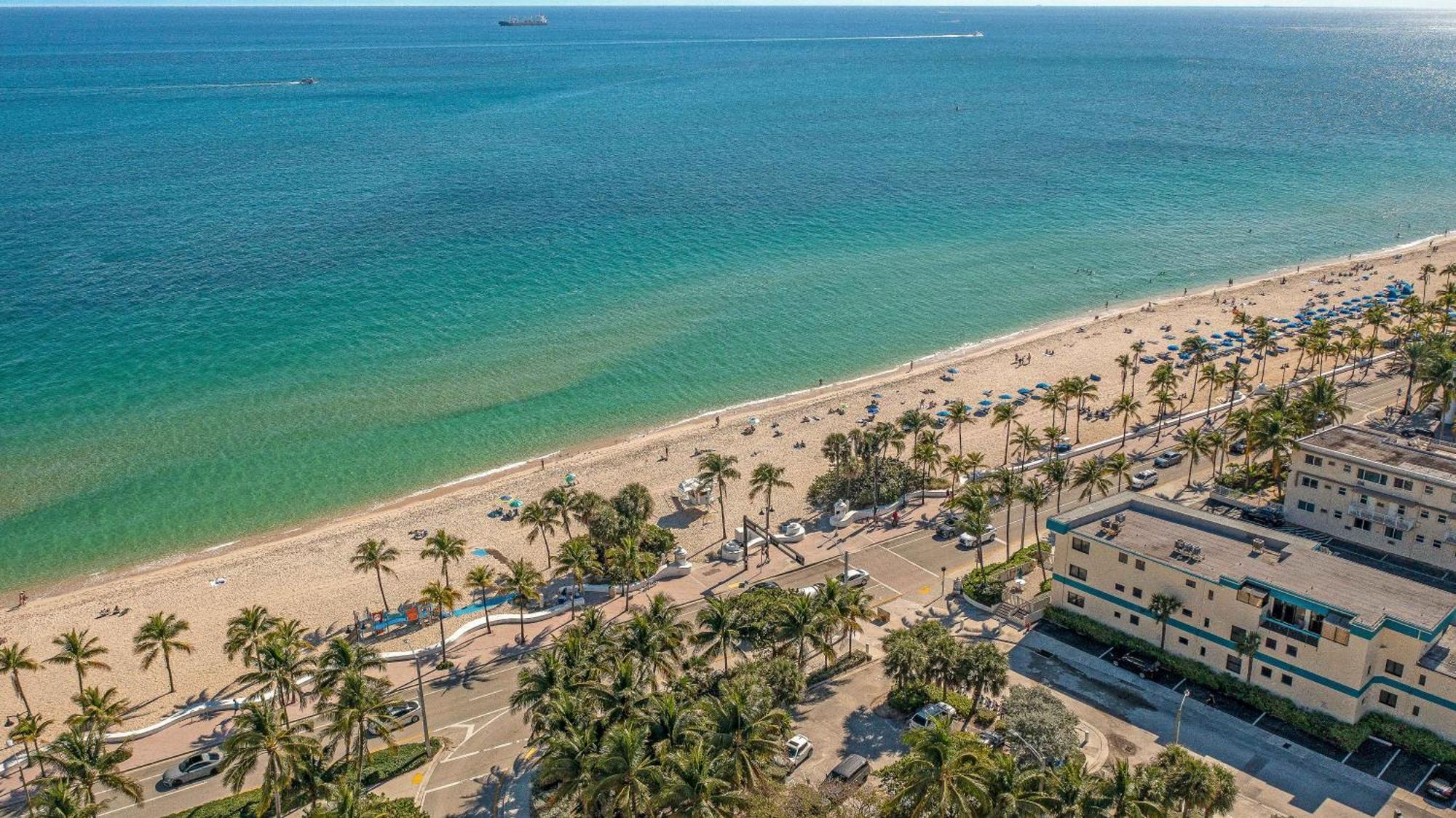By The King Beds Lush Patio W Bbq Breakers Key One H0mes Fort Lauderdale