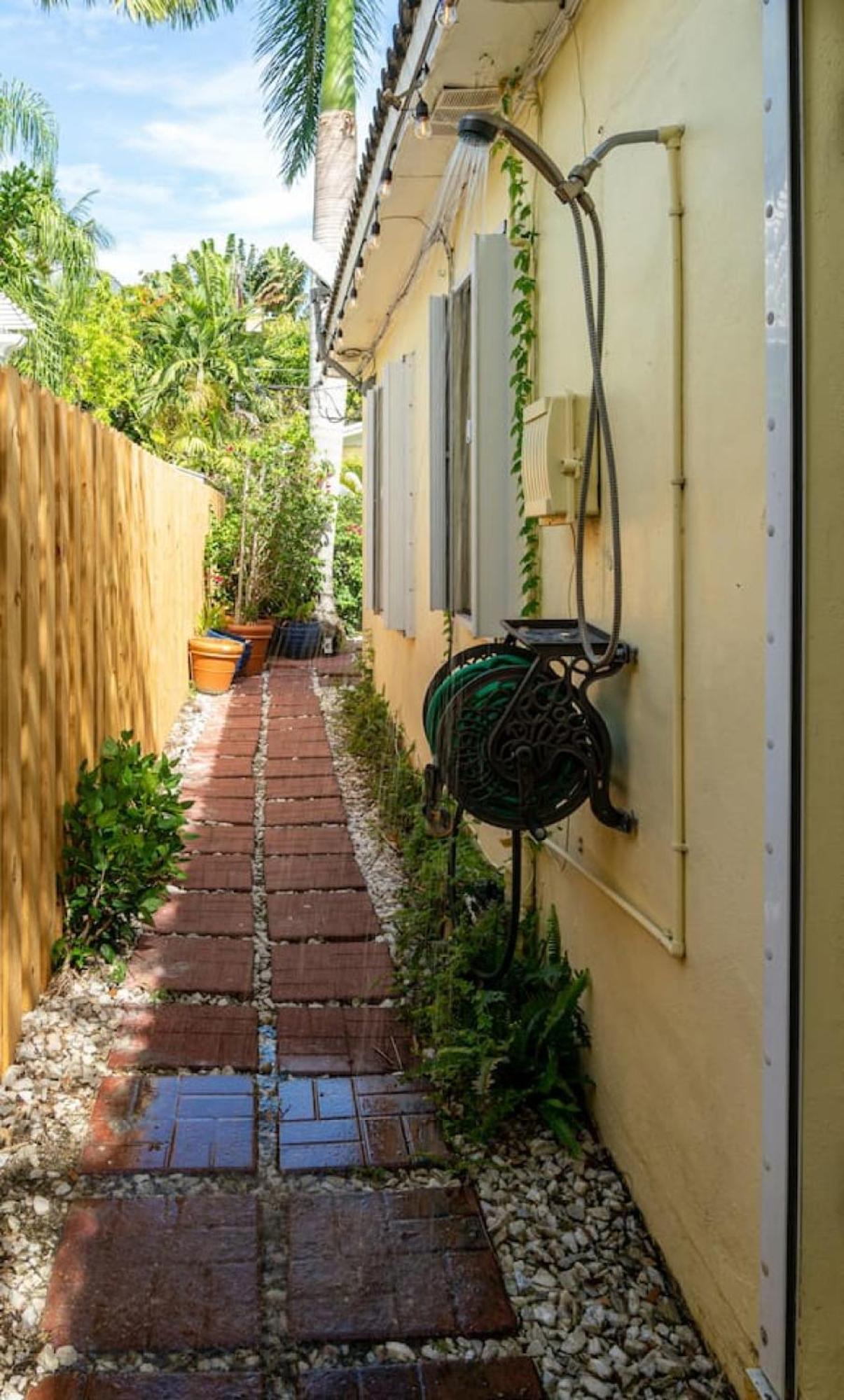 Family 2br Heated Pool, Victoria Park *