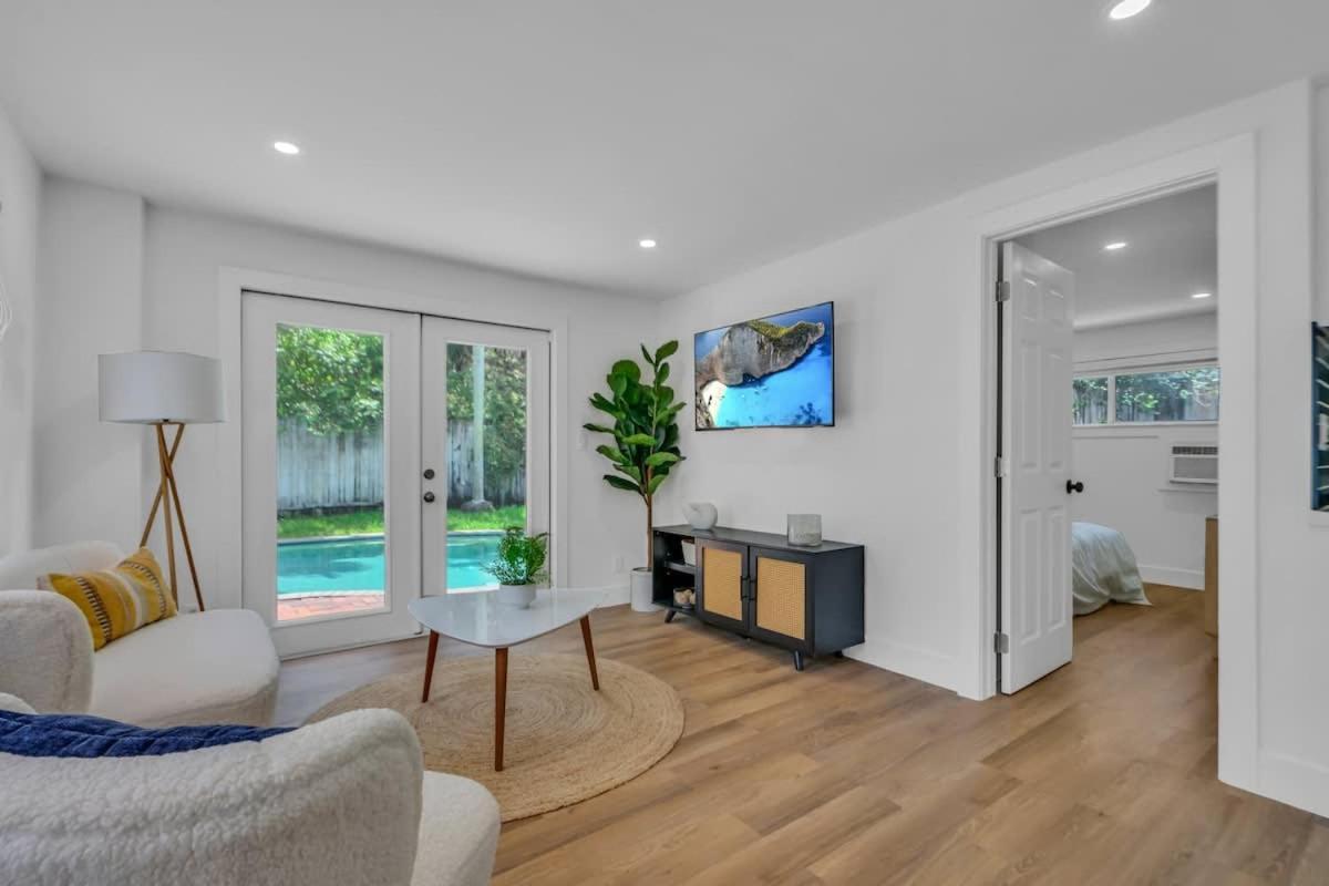Zach's Tropical Pool House Holiday home