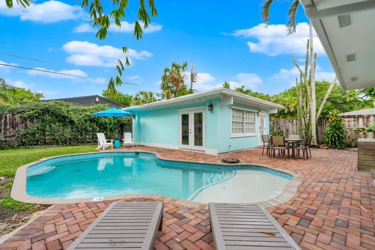Zach's Tropical Pool House