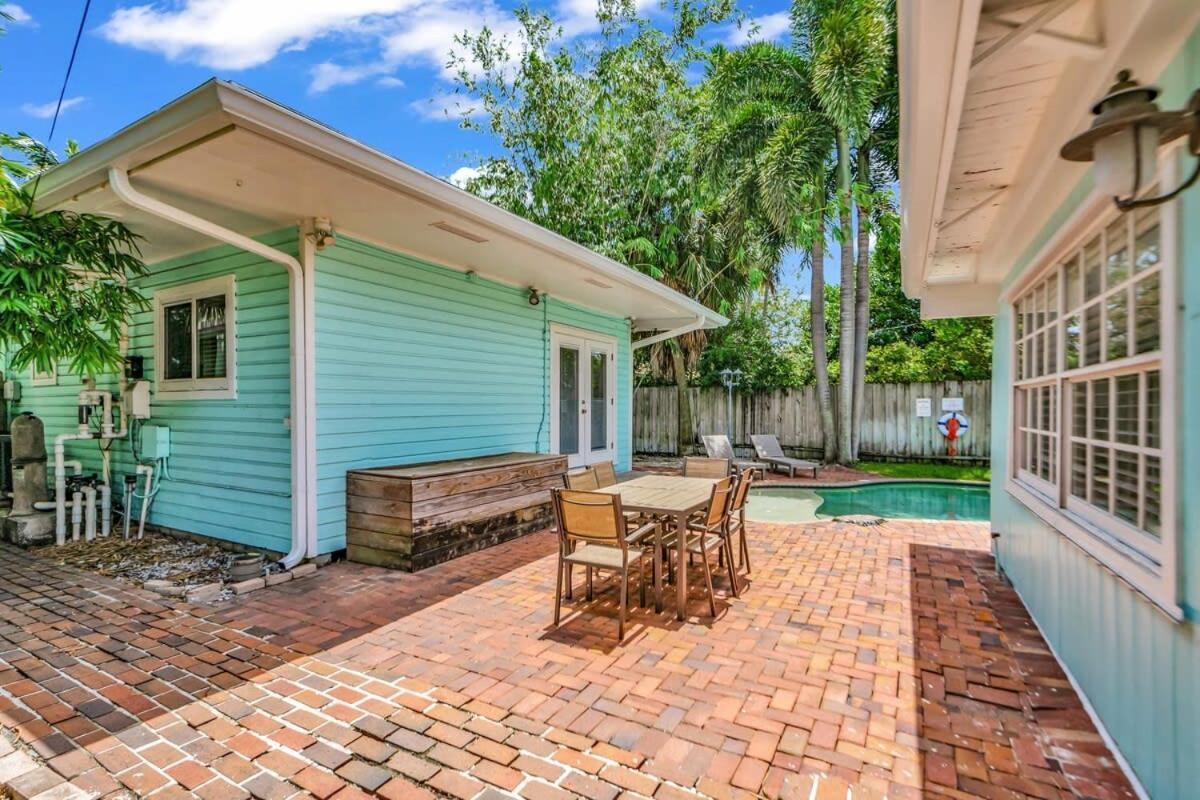 Zach's Tropical Pool House Holiday home
