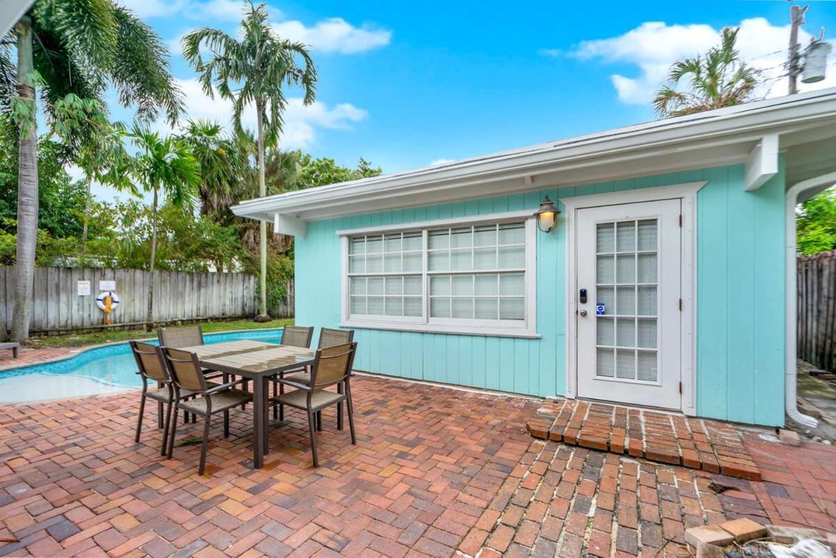 Zach's Tropical Pool House Holiday home