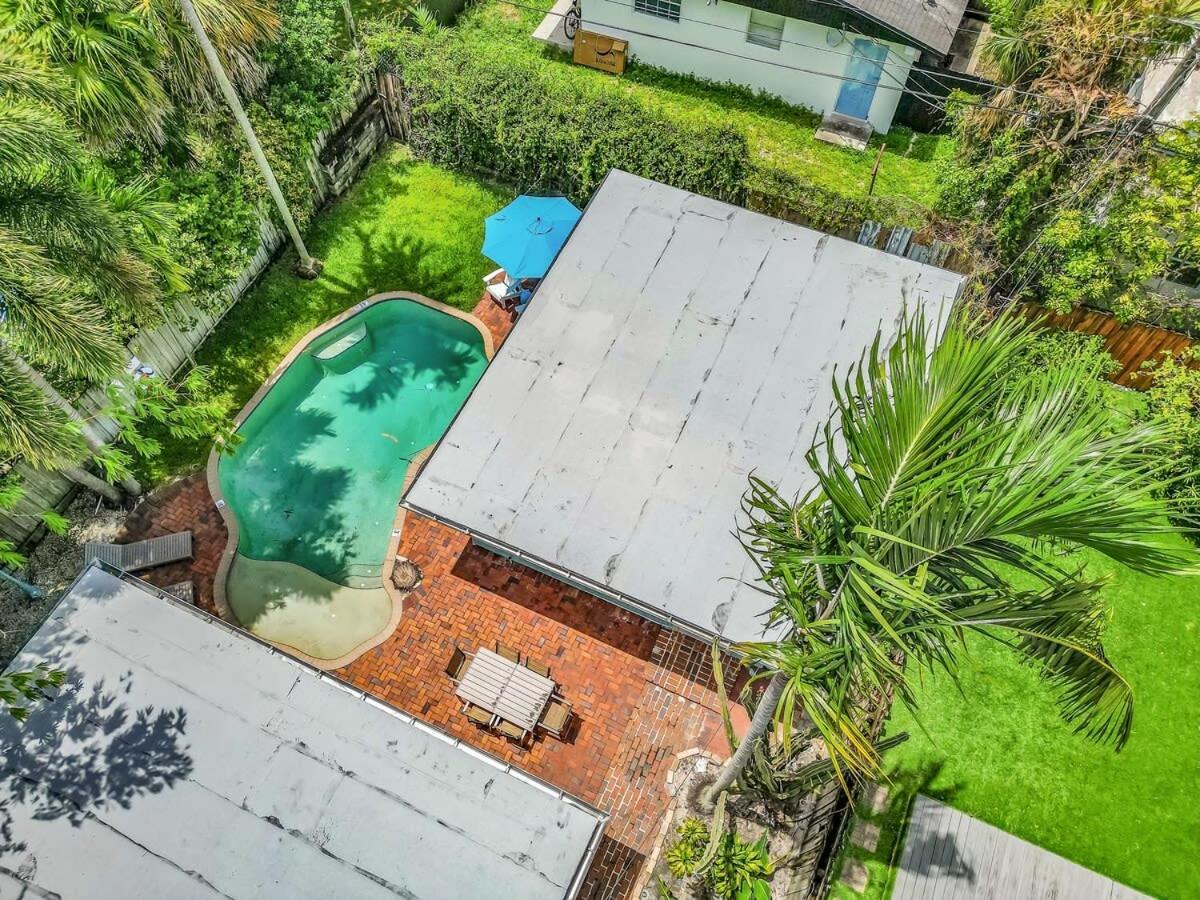 Zach's Tropical Pool House