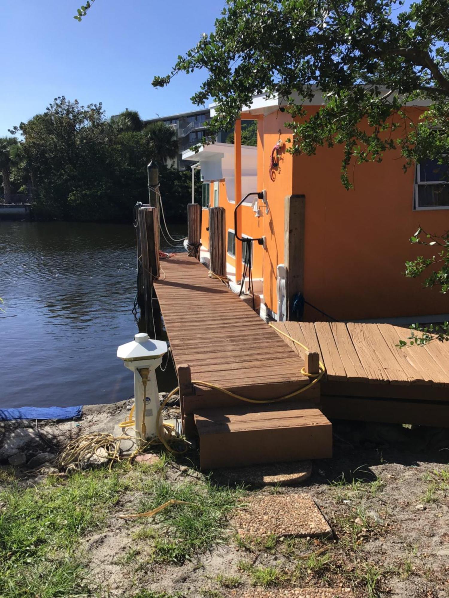 Updated Houseboat On The River!